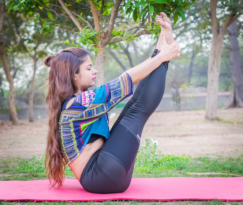 Jeune femme faisant du yoga