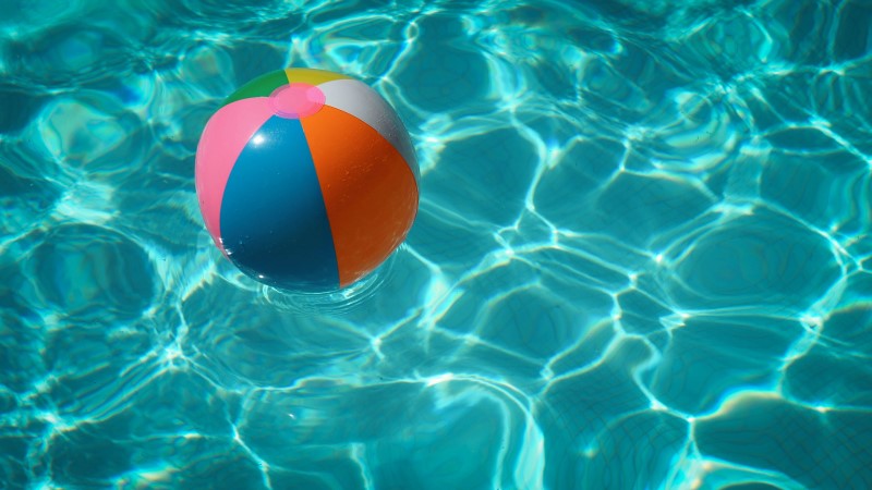 Ballon gonflable flottant sur l'eau d'une piscine