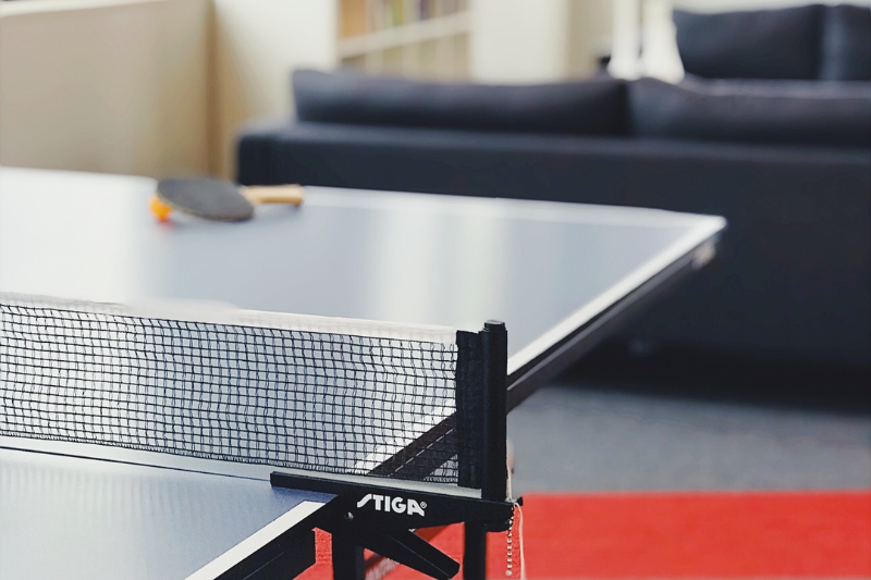 table de ping pong avec raquette et balle posées
