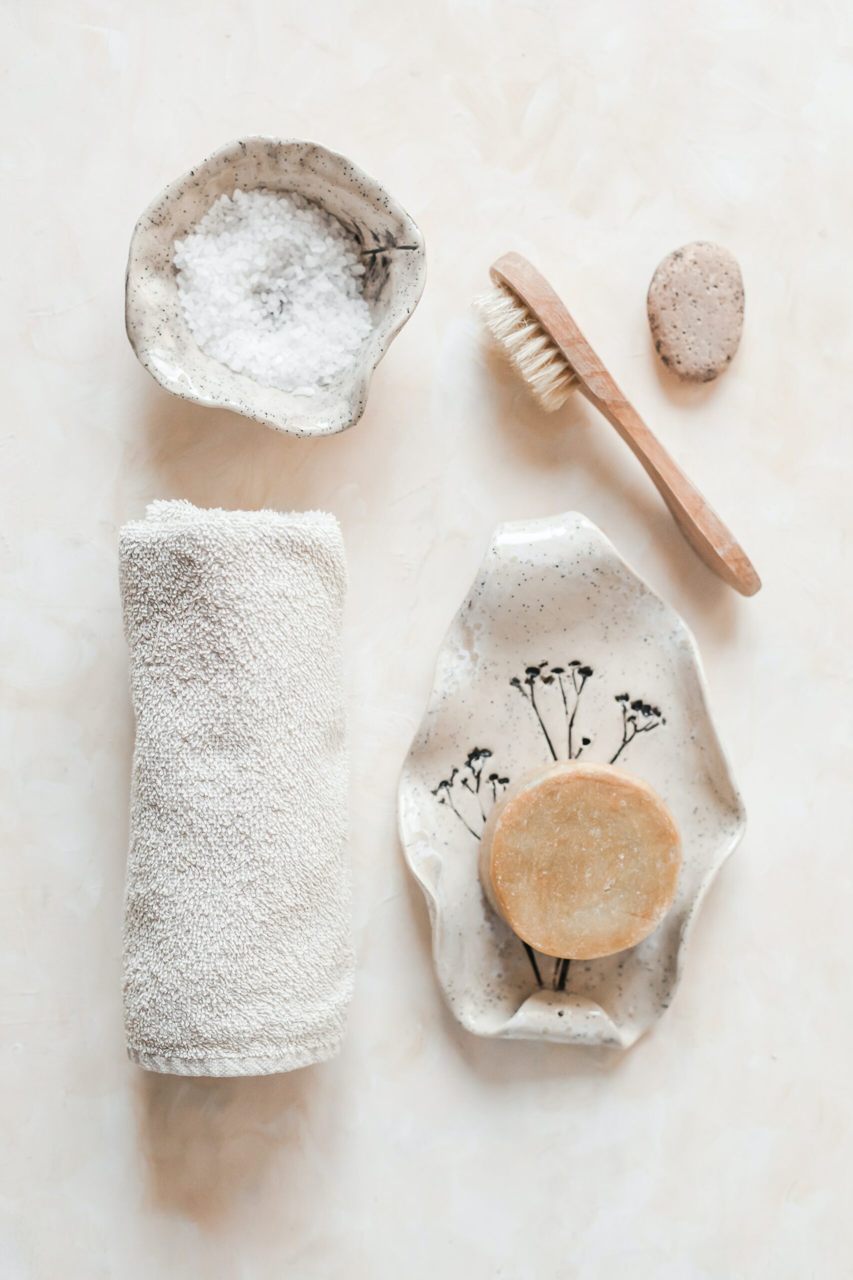 outils pour faire ses propres cosmétiques : brosse, savon, serviette...